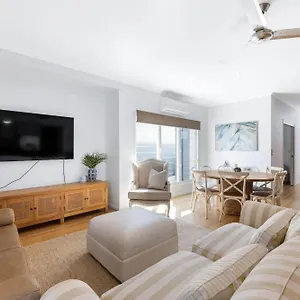Hamptons Manor On The Park Holiday home Parrearra
